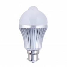 LED - Motion and Light Sensitive PIR LED Light Bulb - Automatic Motion Sensor Activated - B22 Bayonet Fit Energy Saving - Cool White